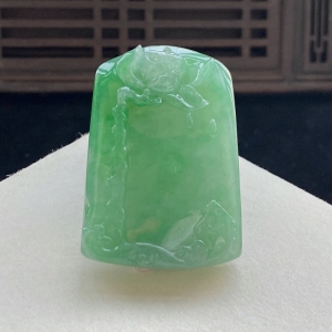 糯冰种豆绿翡翠连年有余吊坠