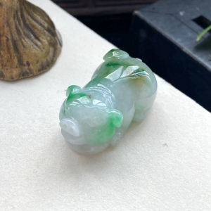 糯种带色翡翠生肖猪吊坠