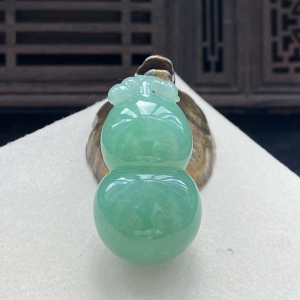 糯种浅绿翡翠葫芦吊坠