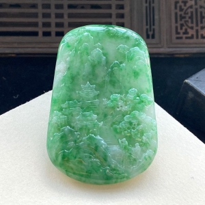 糯冰种豆绿翡翠山水吊坠