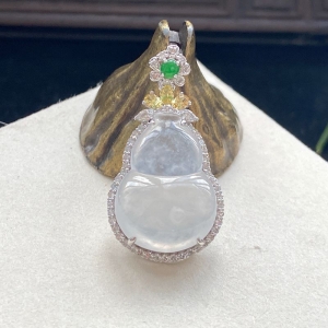 18K冰种翡翠葫芦吊坠