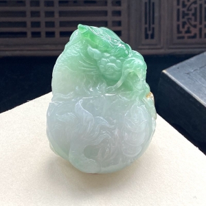 糯种浅绿翡翠飞龙在天吊坠