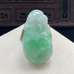 糯种带色翡翠灵猴献瑞吊坠