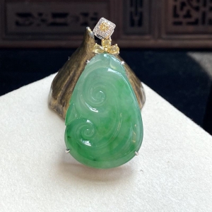 18K糯冰种豆绿翡翠如意吊坠