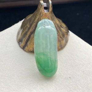 冰种浅绿翡翠福瓜吊坠