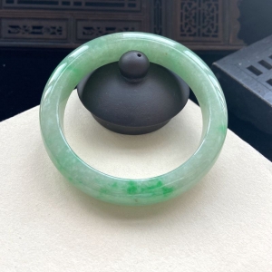 57mm糯冰种浅绿翡翠平安镯