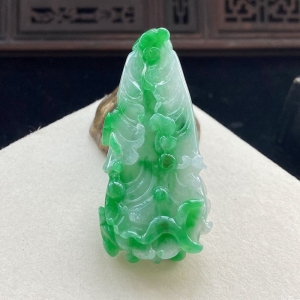 糯种翠绿翡翠百财吊坠