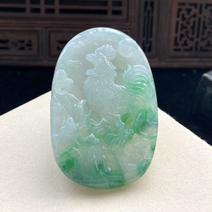 糯冰种豆绿翡翠生肖鸡吊坠