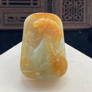 糯冰种黄翡虎虎生威吊坠