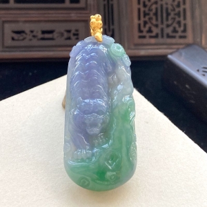 18K春带彩翡翠虎虎生威吊坠