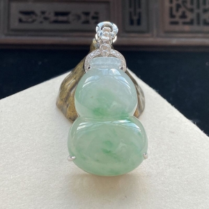 18K糯冰种飘花翡翠葫芦吊坠