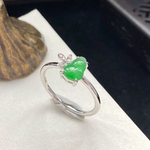 18K糯冰种浅阳绿翡翠葫芦戒指