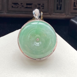 18K糯冰种浅绿翡翠平安扣吊坠