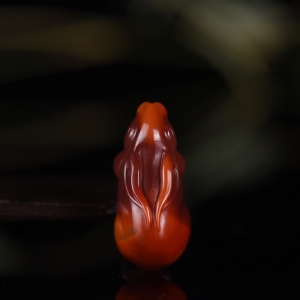 俏色南红卯兔吊坠