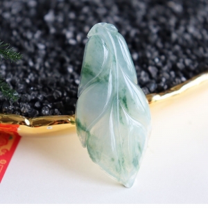 糯冰种飘花翡翠金枝玉叶吊坠