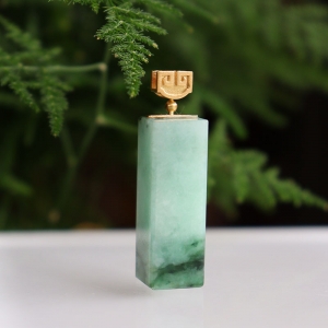 18k糯种飘翠翡翠印章吊坠