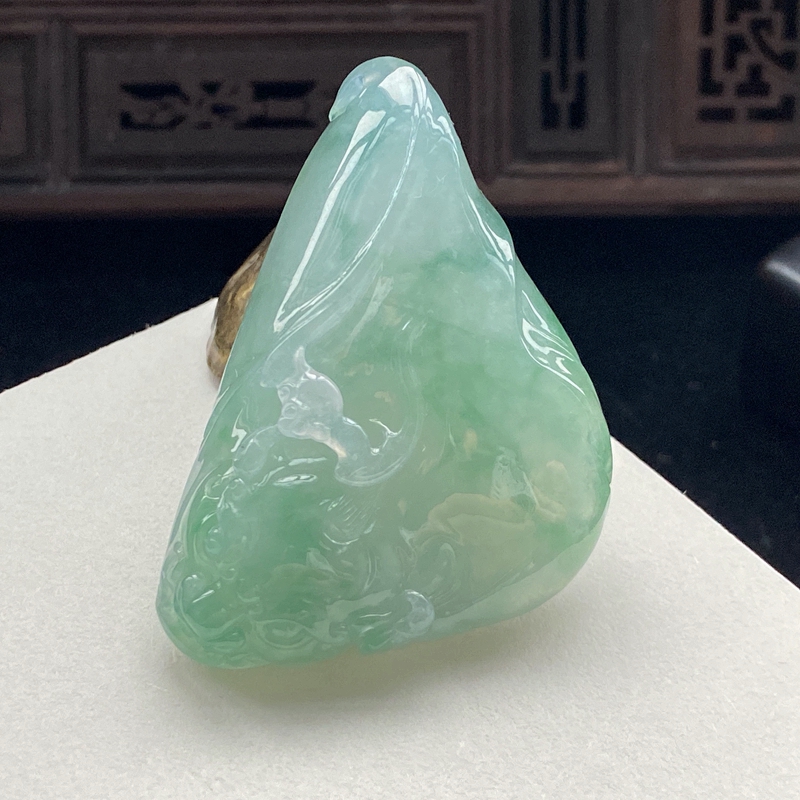 糯冰种浅绿翡翠瑞兽吊坠