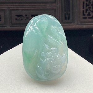 糯冰种浅绿翡翠连年有余吊坠