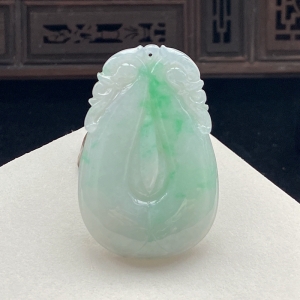 糯种飘翠翡翠双龙吊坠