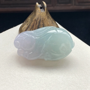 糯冰种浅绿翡翠生肖兔吊坠