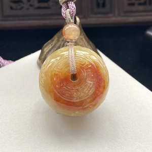 糯种黄加绿翡翠雕花路路通吊坠