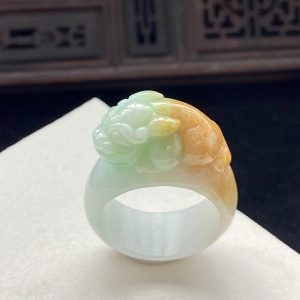 糯种黄加绿翡翠金蟾扳指
