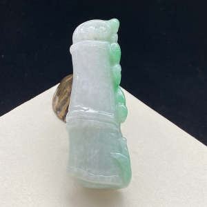 糯种浅绿翡翠节节高升吊坠