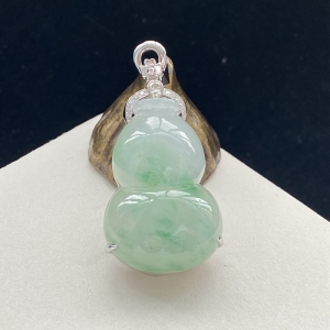 18K糯冰种飘花翡翠葫芦吊坠