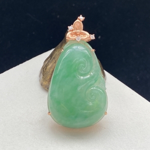 18K糯冰种浅绿翡翠如意吊坠