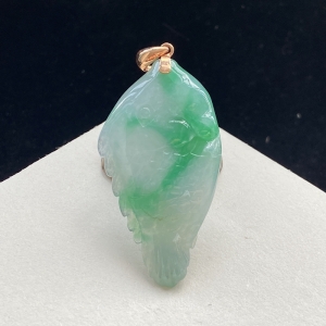 18K糯种豆绿翡翠金鱼吊坠