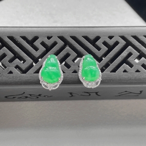 18K糯冰种翠绿翡翠葫芦耳钉