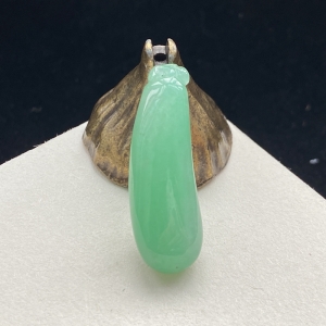 糯种浅绿翡翠福瓜吊坠