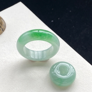 糯冰种豆绿翡翠平安环吊坠
