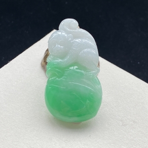 糯种浅绿翡翠灵猴献寿吊坠