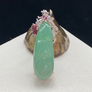 18K糯冰种浅绿翡翠福豆吊坠