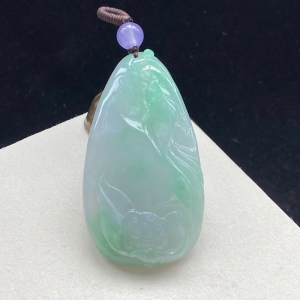 糯冰种浅绿翡翠连年有余吊坠