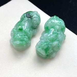 糯种豆绿翡翠貔貅吊坠(一对）