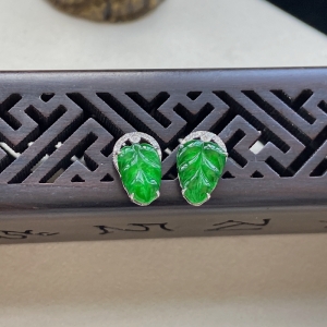 18K糯冰种豆绿翡翠金枝玉叶耳钉