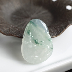 糯冰种飘花翡翠梅花吊坠