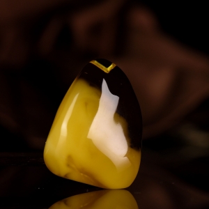 带皮金包蜜蜜蜡随形吊坠