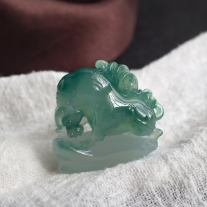 糯冰种飘翠翡翠丑牛吊坠