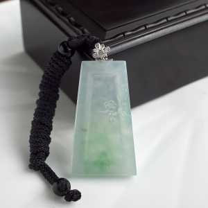 18K糯冰种飘翠翡翠梅花吊坠