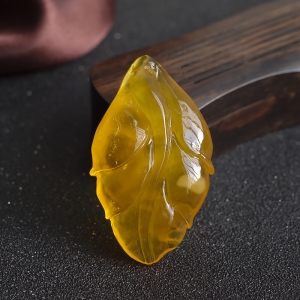 鸡油黄金绞蜜叶子吊坠