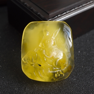 带皮鸡油黄金绞蜜兔子吊坠