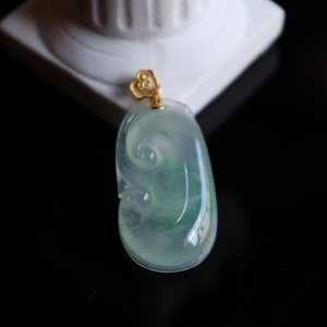 18k冰种飘翠翡翠如意吊坠