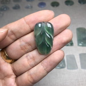 冰种油绿翡翠金枝玉叶吊坠