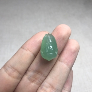 糯冰种水绿翡翠一鸣惊人吊坠