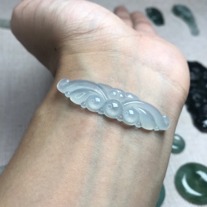 糯冰种翡翠蝙蝠吊坠