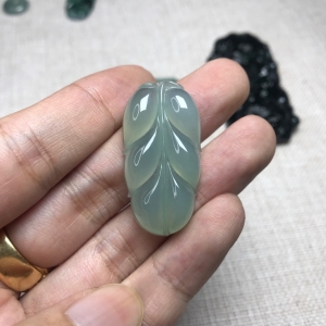 糯冰种浅绿翡翠金枝玉叶吊坠