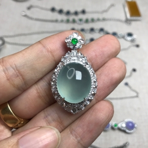 18K高冰种晴水翡翠吊坠